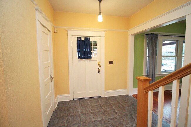 Building Photo - Delightful Remodeled Alberta Arts 3 Bed/2 Bath Bungalow