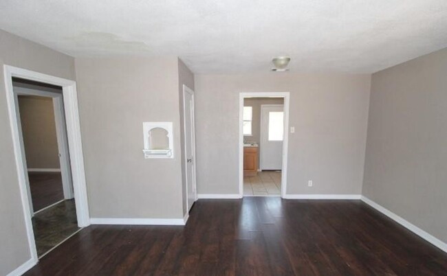 Building Photo - 927-929 Stetson Ave