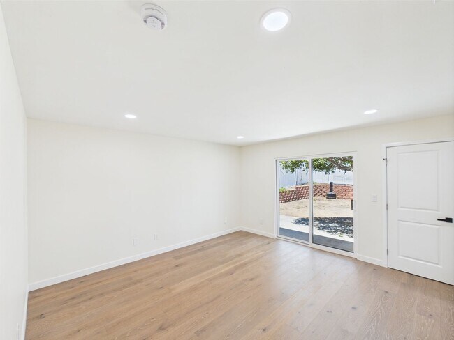 Building Photo - Modern Luxury 3x2 home in the Heart of Vista