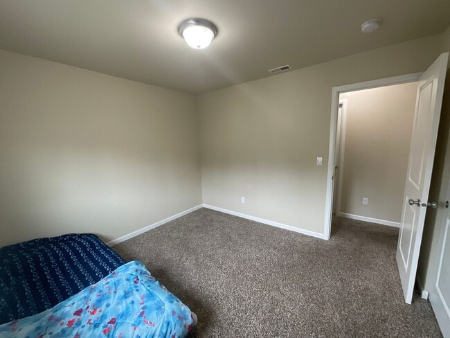 Building Photo - Spacious 4 bedroom Home