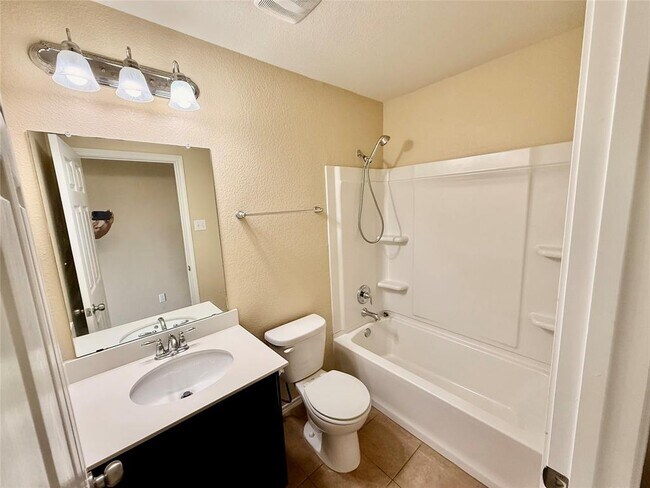 Building Photo - 1223 Daffodil Dr