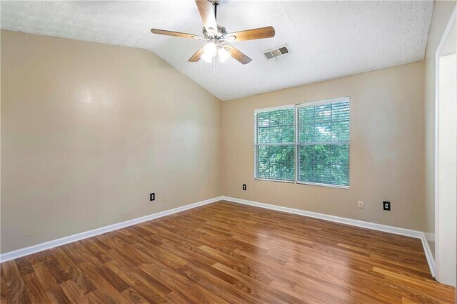 Building Photo - 314 Country Club Dr