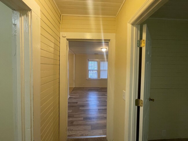 Building Photo - 2 Bed, 1 Bath House