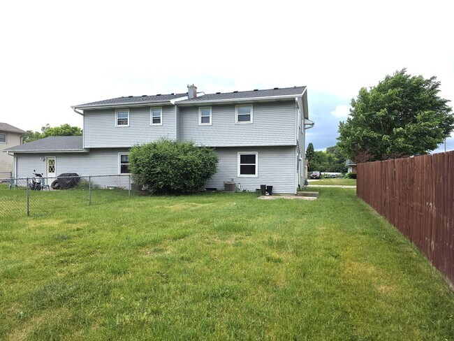 Building Photo - 3 bedroom Franklin Townhome