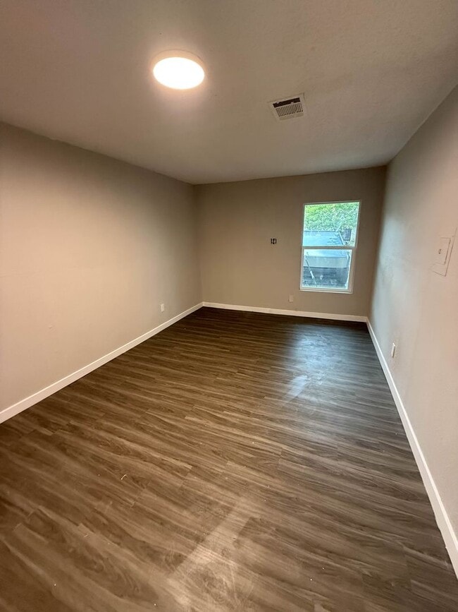 Building Photo - Cozy 4-Bedroom in East Austin!