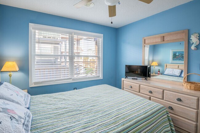 Building Photo - FURNISHED OFF-SEASON MONTHLY RENTAL-STARTI...