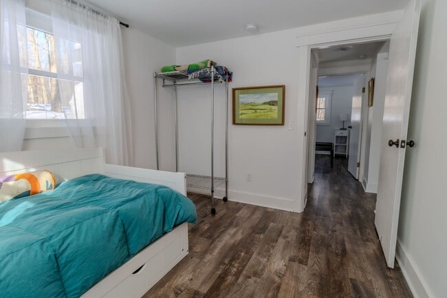 Building Photo - Quiet Cottage in the Trees