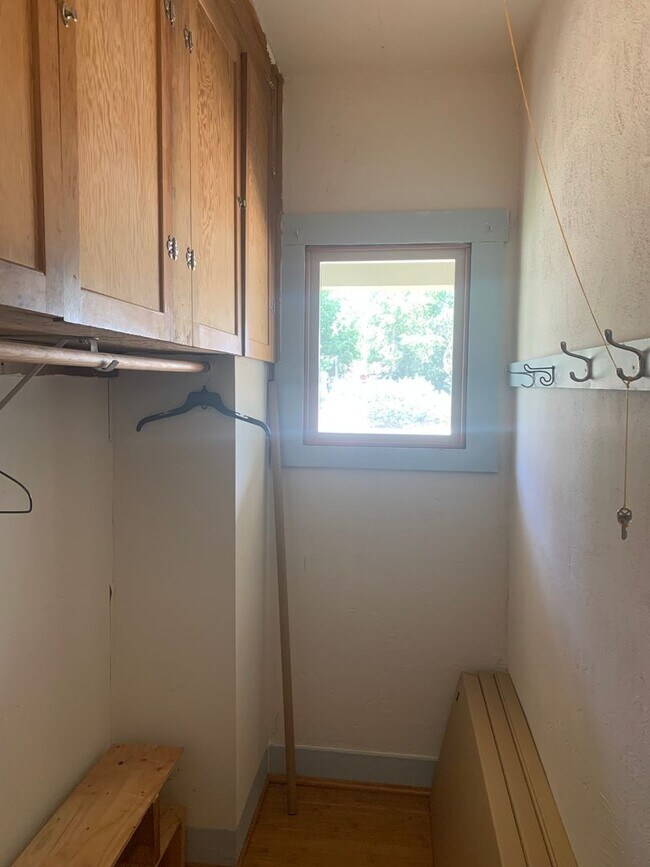 Building Photo - Spacious 3 bedroom home with two separate ...