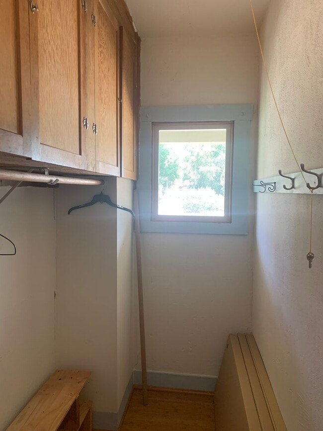 Building Photo - Spacious 3 bedroom home with two separate living spaces
