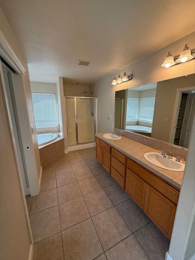 Building Photo - 4 bedroom, 2 bathroom home in Great Neighborhood!