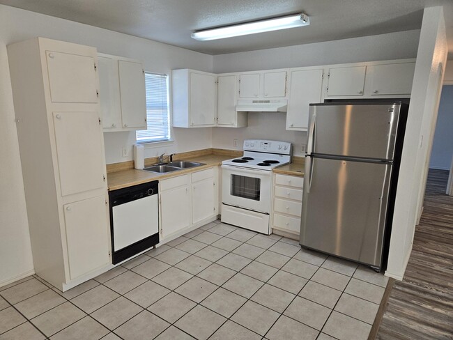 UNIT E, kitchen - 605 College St