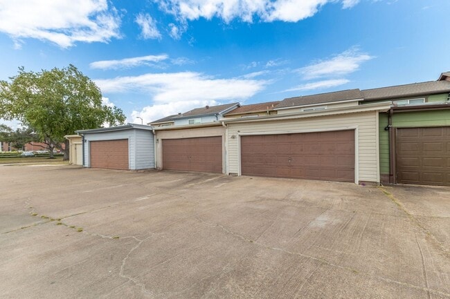 Building Photo - 8300 Oakhaven Rd