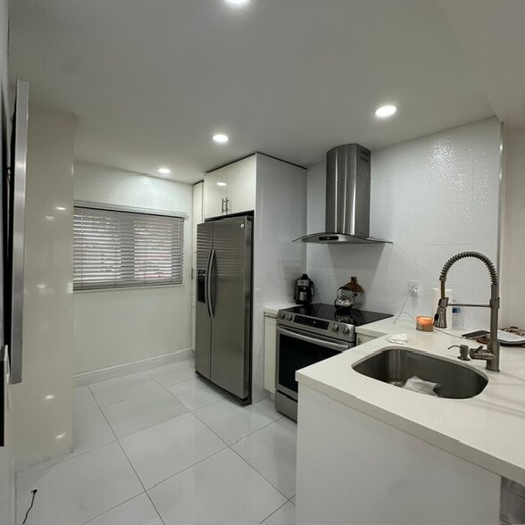 kitchen - 8875A Fontainebleau Blvd