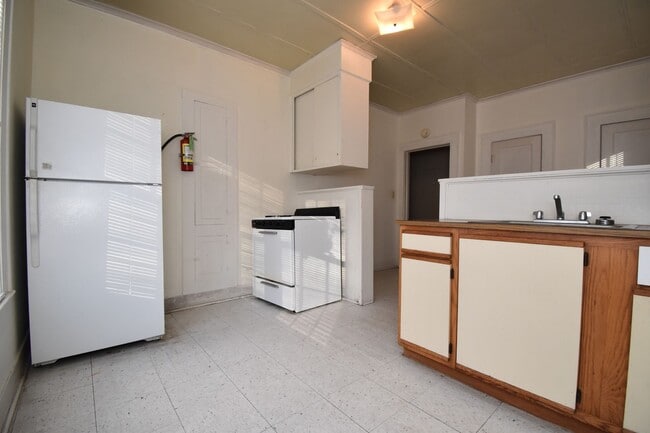 Building Photo - 401 S Bonner St
