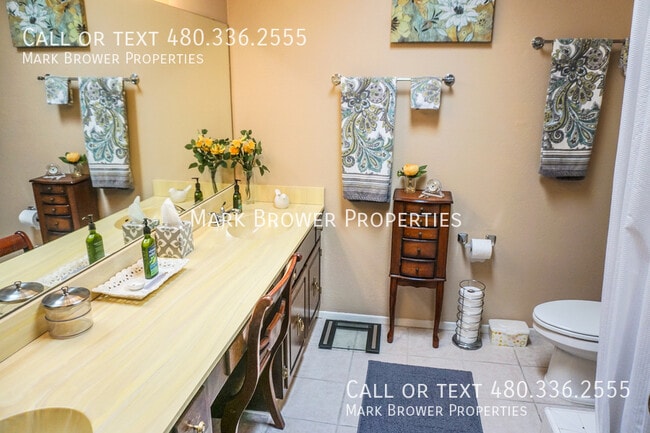 Building Photo - 3229 S Fairfield Dr