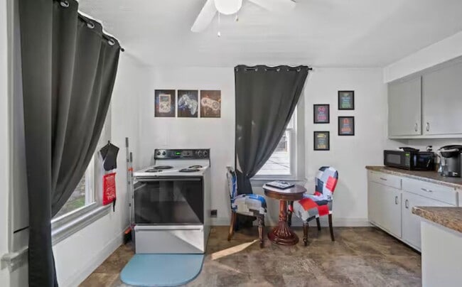 Building Photo - 9519 Preston Ave