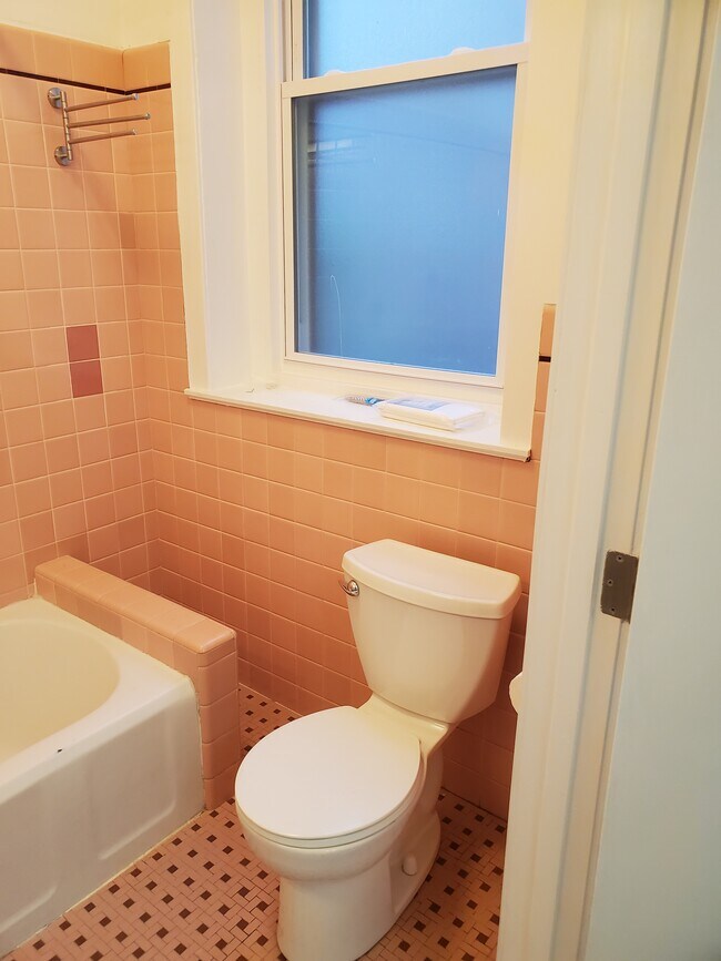 Bdrm #1 bath - 4614 Chester Ave