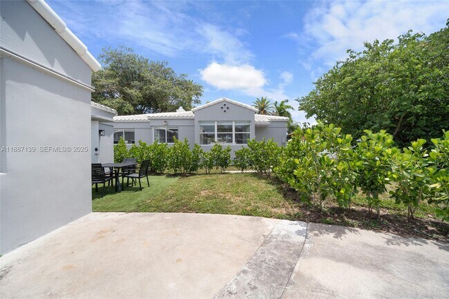 Building Photo - 1625 Hollywood Blvd