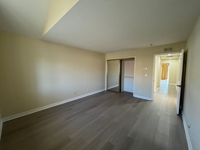 Building Photo - MOVE IN READY 5+4 in guard-gated Porter Ranch community!