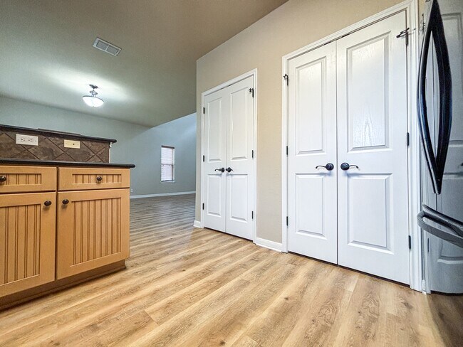 Building Photo - 1908 Tanger Ter