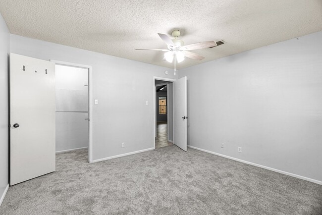 Building Photo - 2405 Emerson Ct