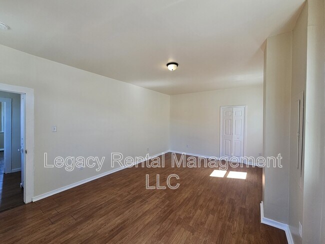 Building Photo - 327 E Locust St