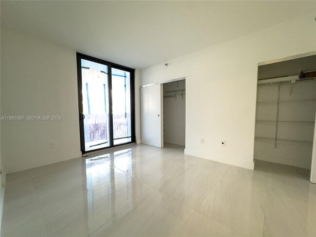 Building Photo - 540 Brickell Key Dr