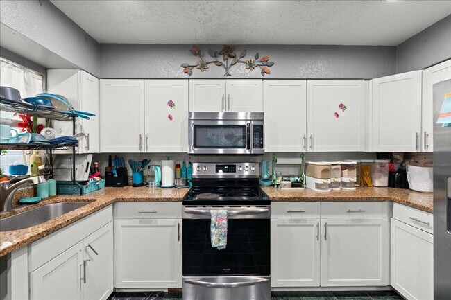 Building Photo - Charming Updated 3-Bedroom Home — Prime Daytona Location!