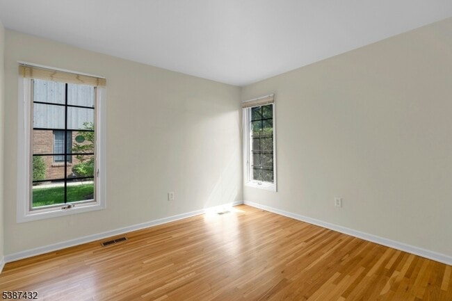 Building Photo - 10 Shelley Pl
