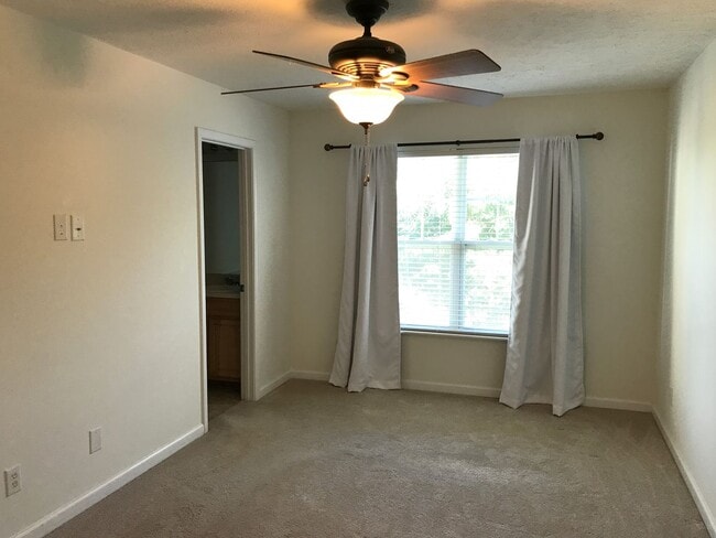 Building Photo - 2 Bedroom Townhome Near Lenox Village!