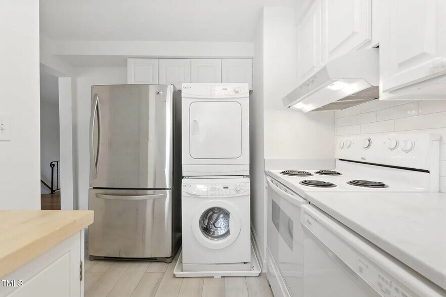 Building Photo - Room in Condo on Smallwood Dr
