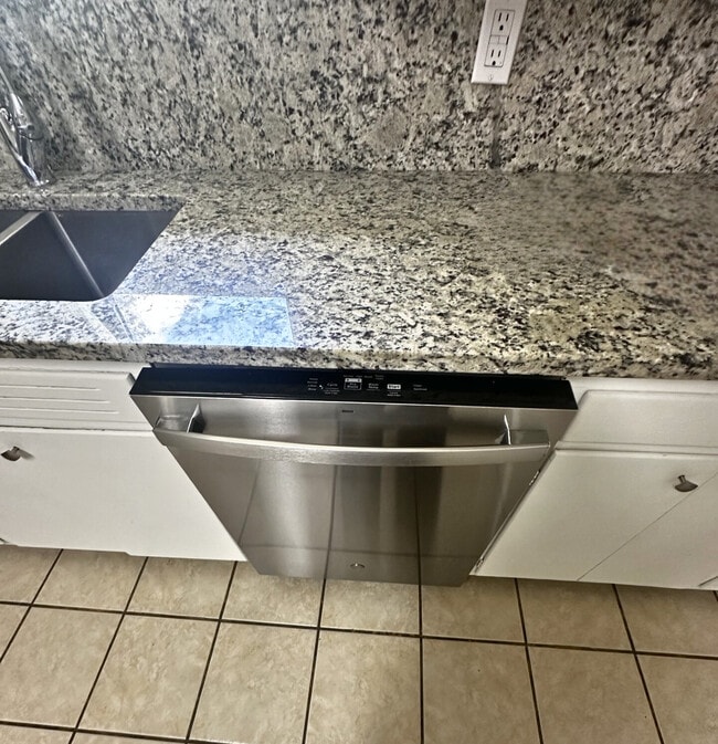 Building Photo - 300 Maple St