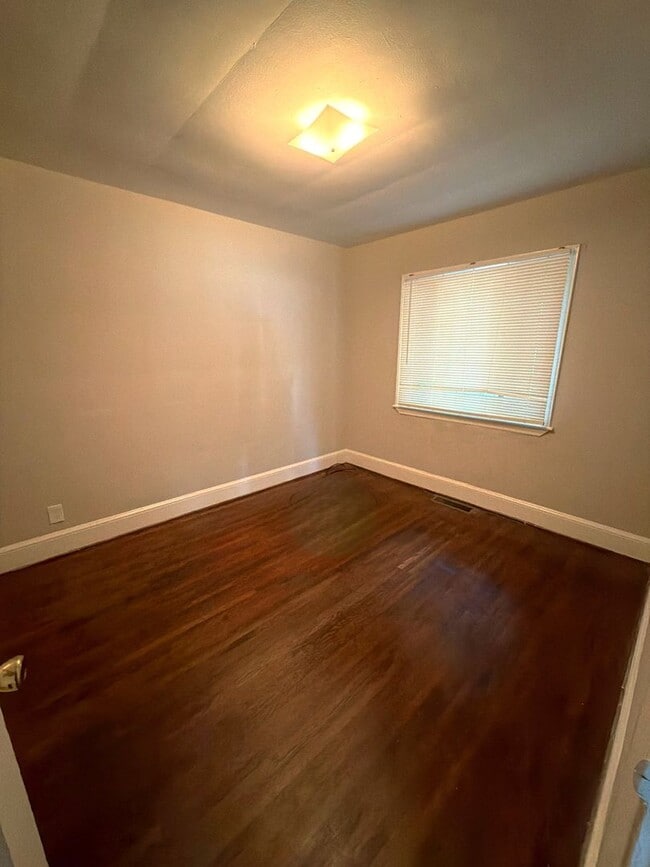 Building Photo - 3526 Eastway Dr