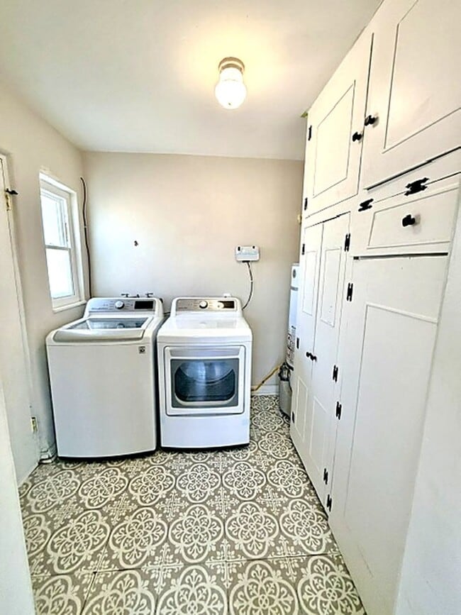 Building Photo - 445 1/2 E. Puente St