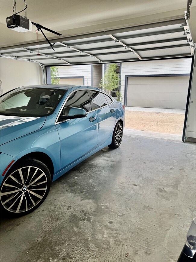 Building Photo - 225 Noras Ln