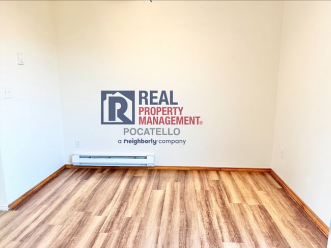 Building Photo - Updated 3 Bedroom 2 bath Townhome