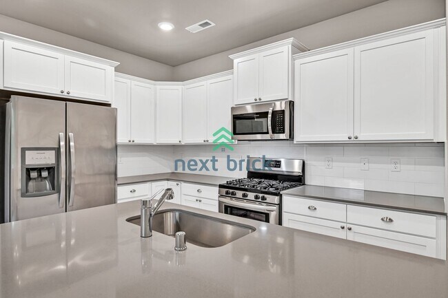 Building Photo - 3 Bed, 2.5 Bath Beautiful Condo Available ...