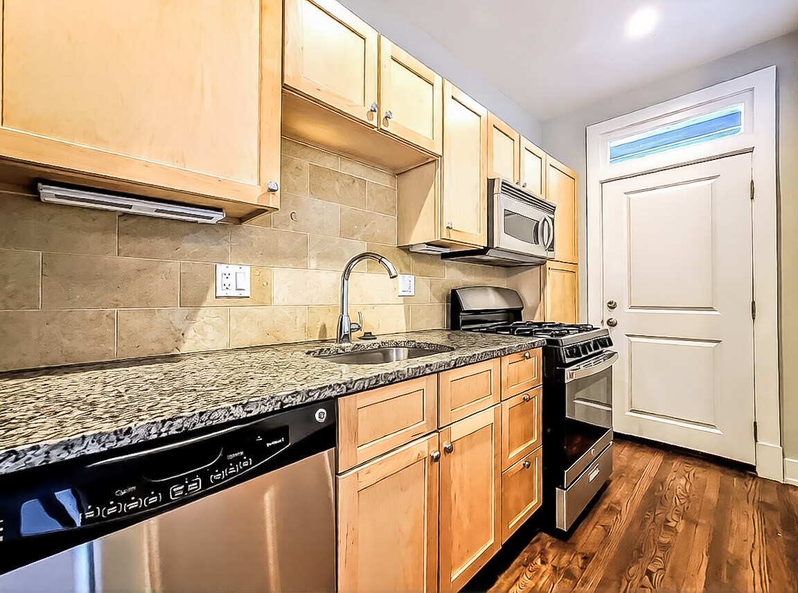 Building Photo - 736 W Addison St