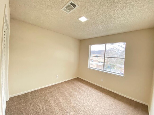 Building Photo - 7700 Creekbend Dr