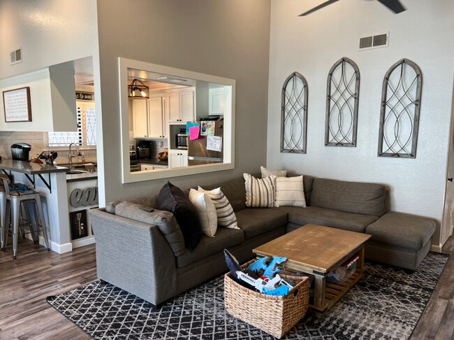 Building Photo - 3 bedroom in desirable Regency Park!