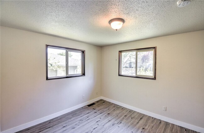 Building Photo - Desirable west side location! 2 bed/ 1.75 bath. Olympia school district