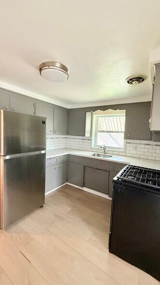 Building Photo - 3030 N Oleander Ave
