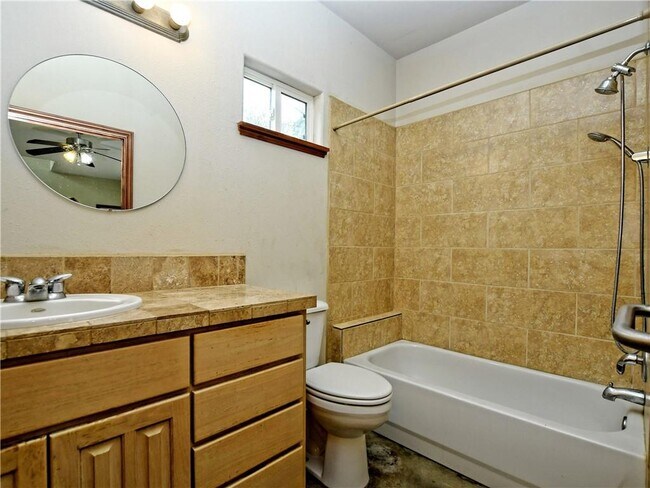 Building Photo - 605 Echo Dr