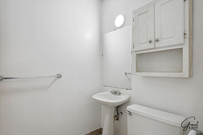 Building Photo - $1,350 - 3 Bed / 1 Bath House in Eastpointe