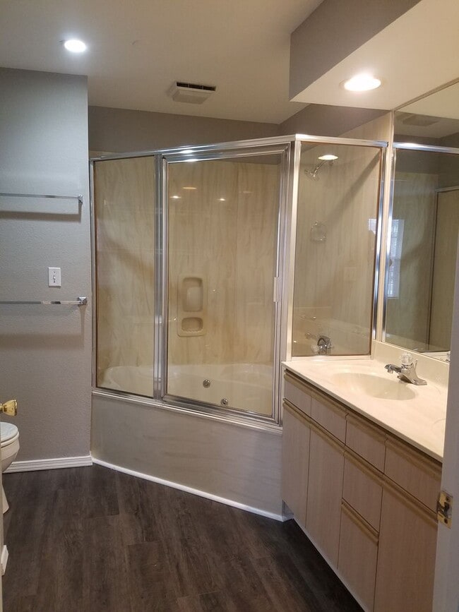 Building Photo - Beautiful Two Bedroom 2 bath Apartment wit...