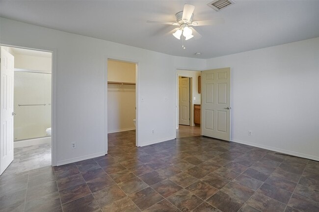 Building Photo - Home With 2 En-Suite Bedrooms in Prescott Valley