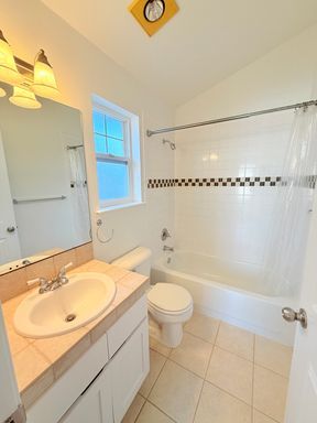 Building Photo - Lovely Ballard Townhome - Exceptional Location! AVAILABLE NOW!