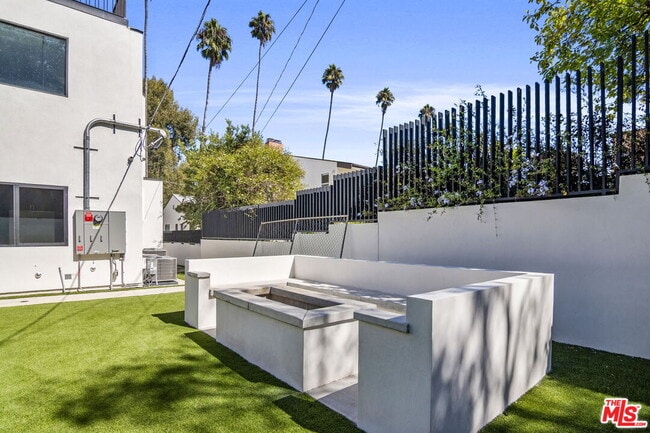 Building Photo - 12700 Montana Ave