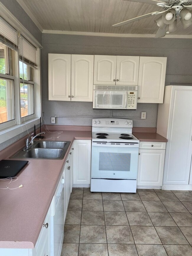 Building Photo - Beautiful apartment with mountain views, walking distances to Down Town Mars Hill!  Washer and dr...