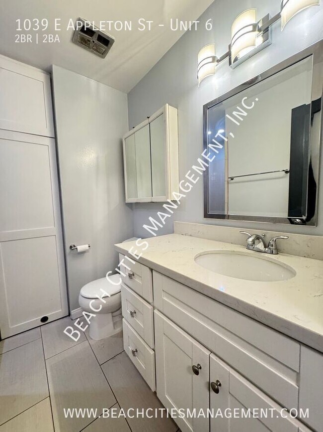 Building Photo - 1039 E Appleton St